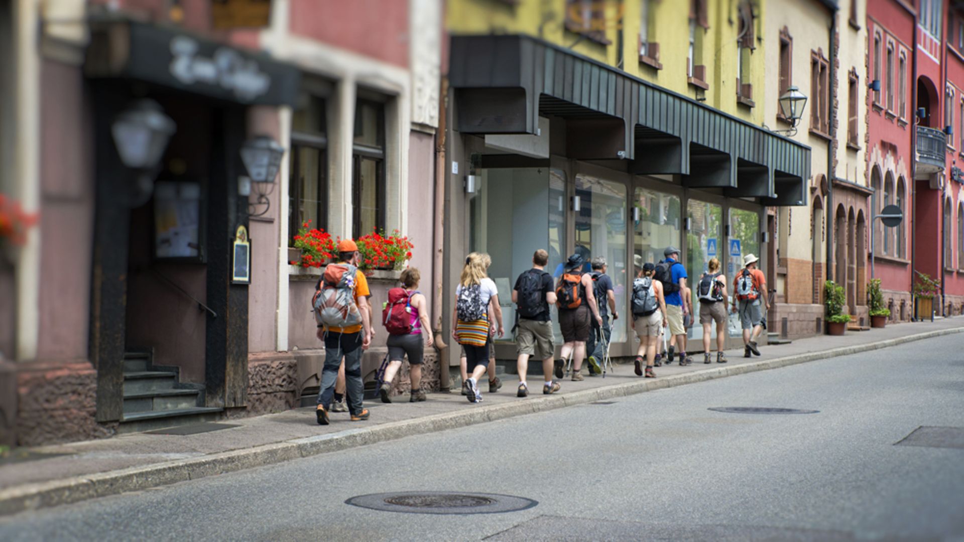 Wandergruppe in einer Stadt im Schwarzwald