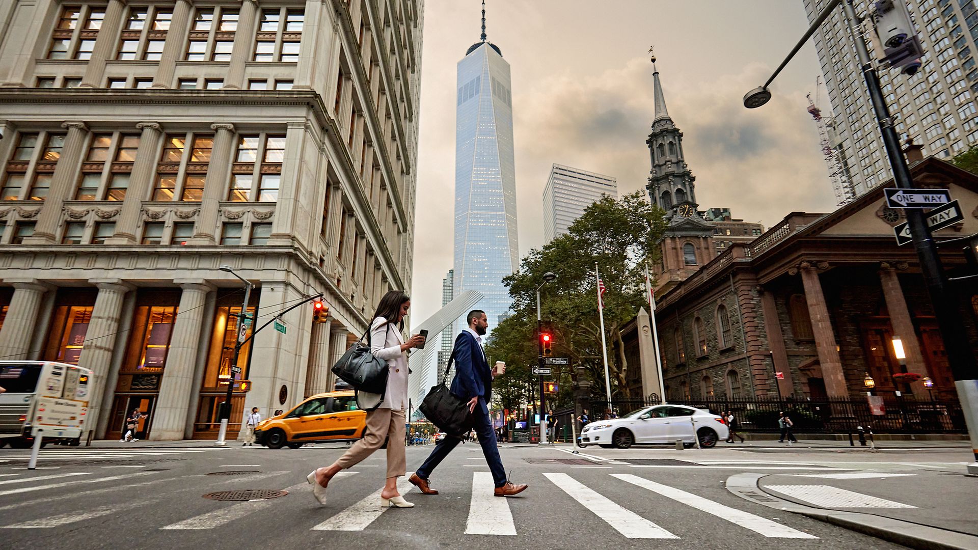 Geschäftsleute überqueren Straße in Manhattan