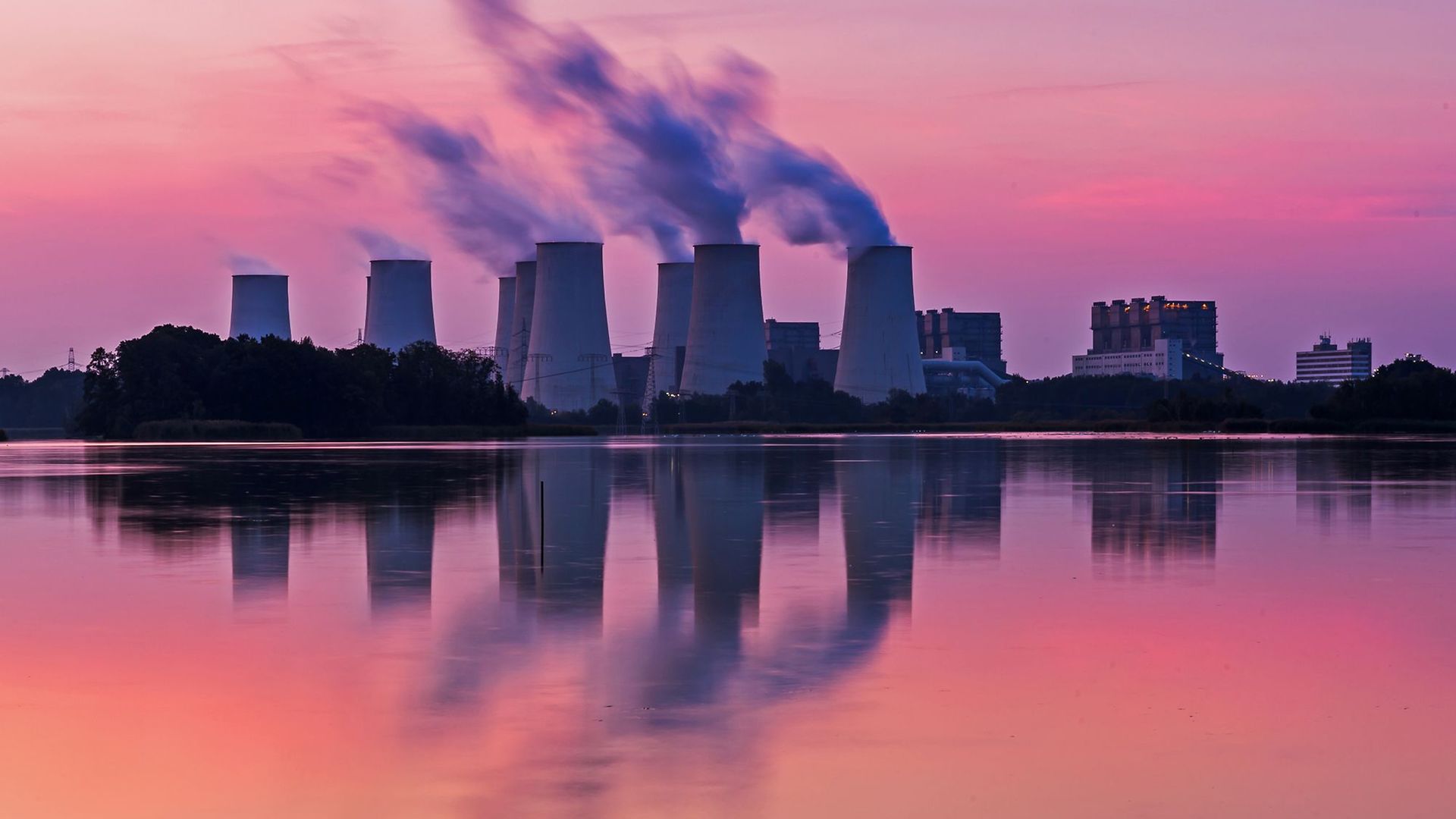 Kühltürme stehen am Wasser 