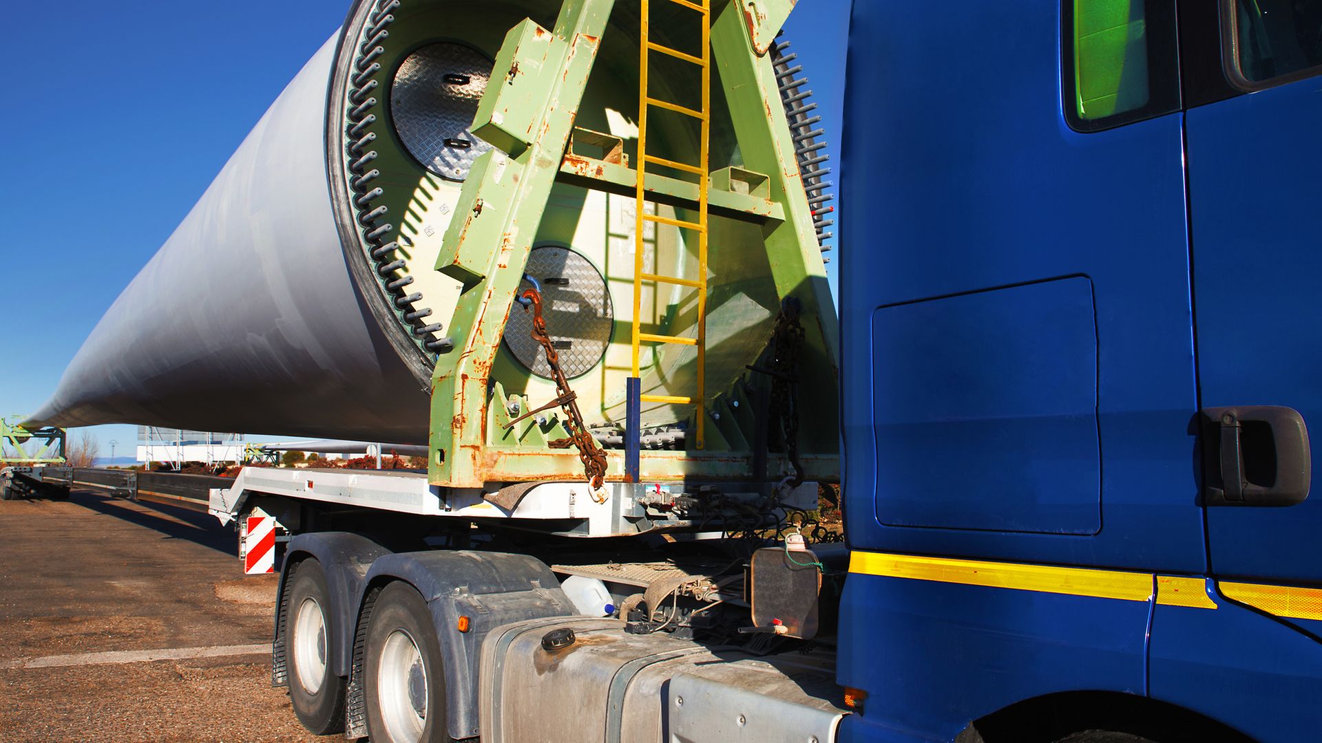 Windrad-Flügel auf Lkw