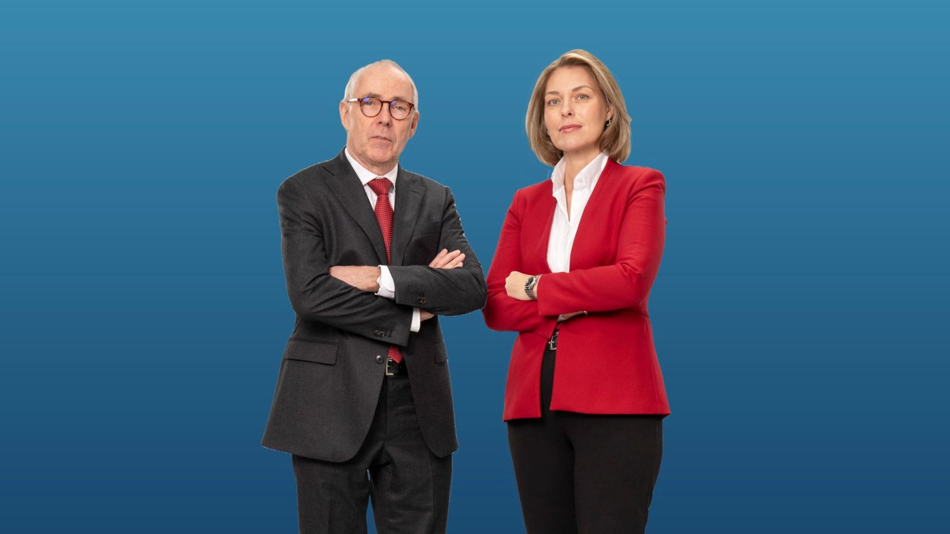 Peter Adrian und Helena Melnikov stehen mit verschränkten Armen nebeneinander