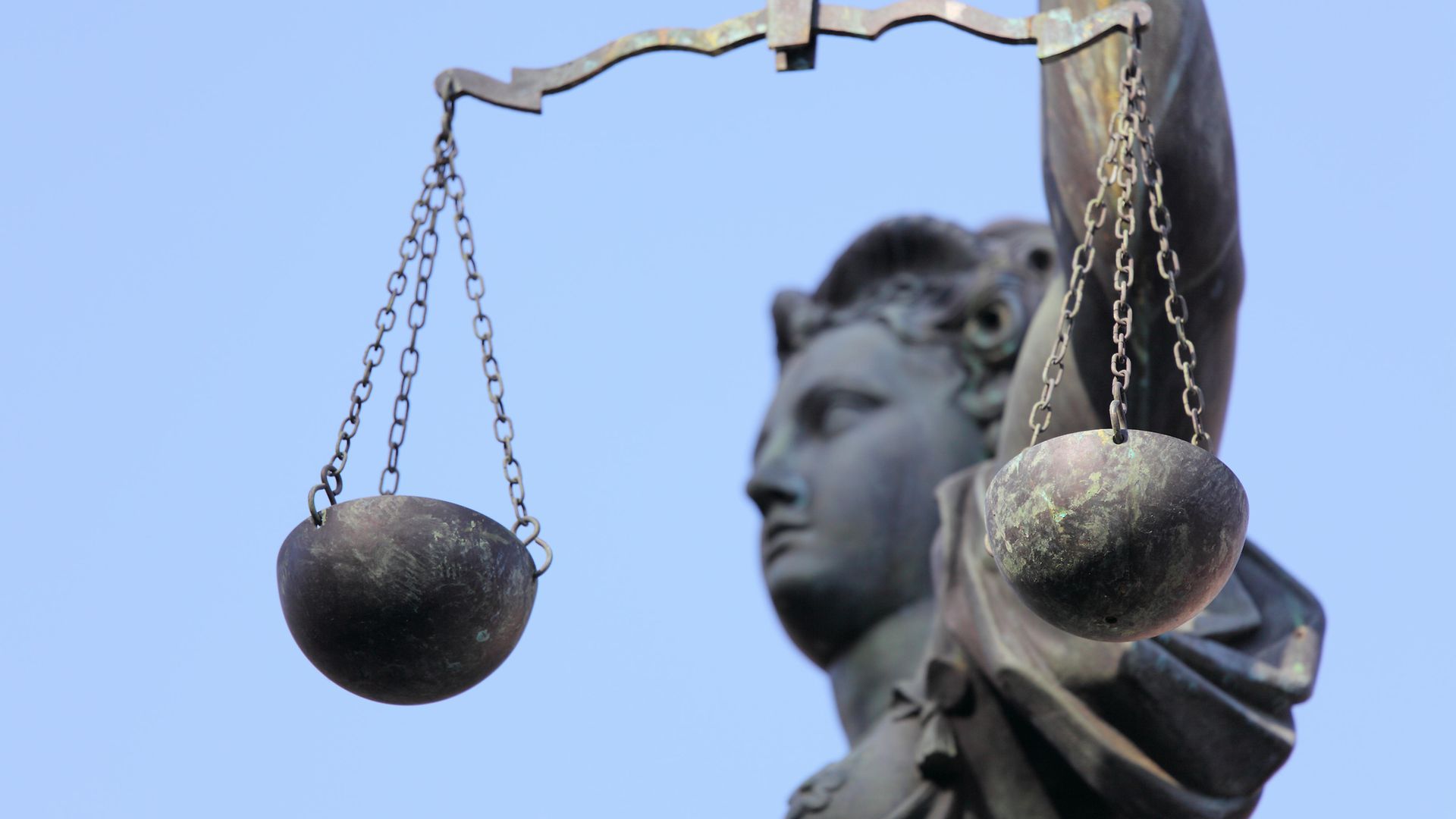 Justitia mit Waagschalen