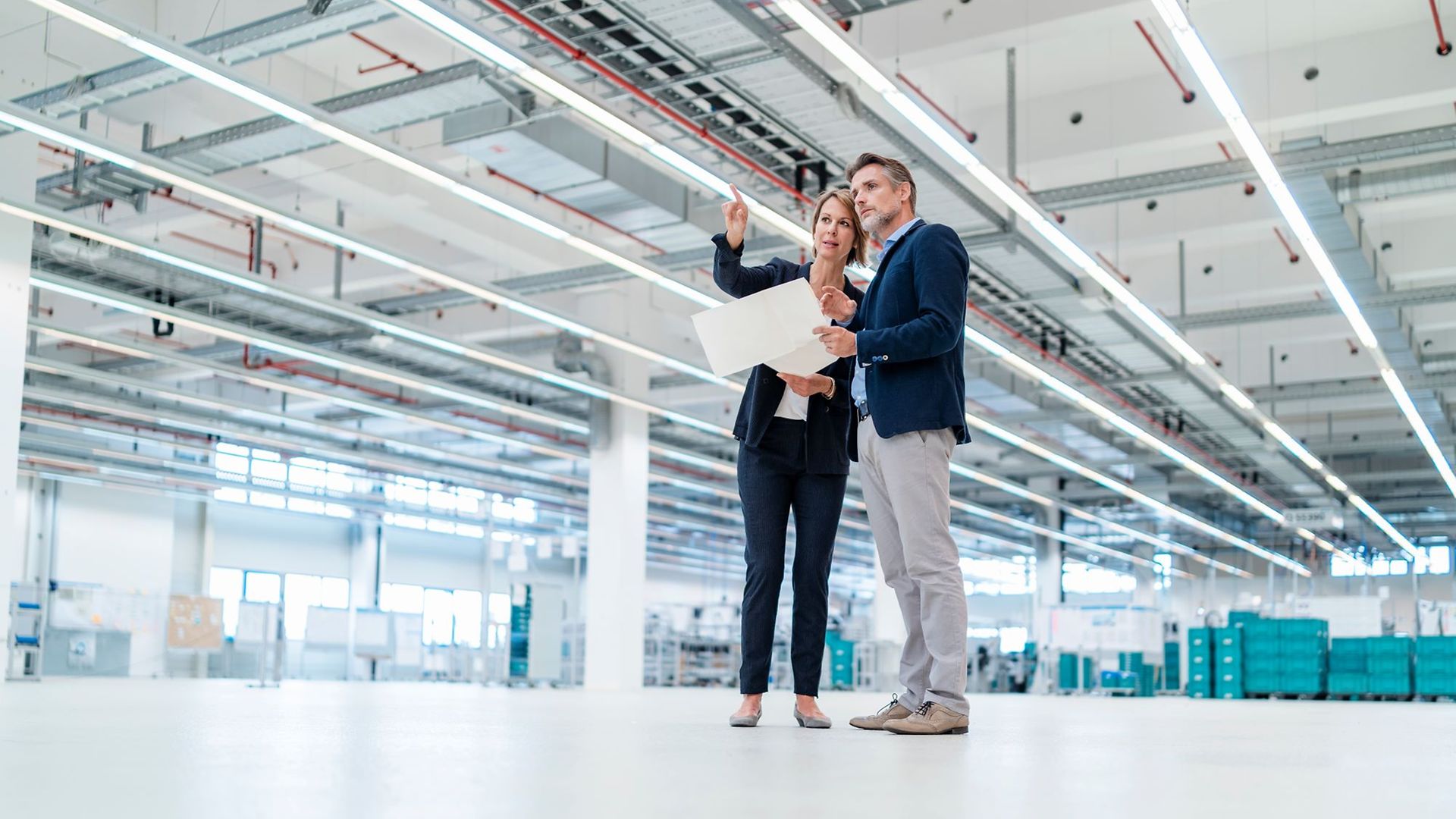 Geschäftsleute in Werkhalle