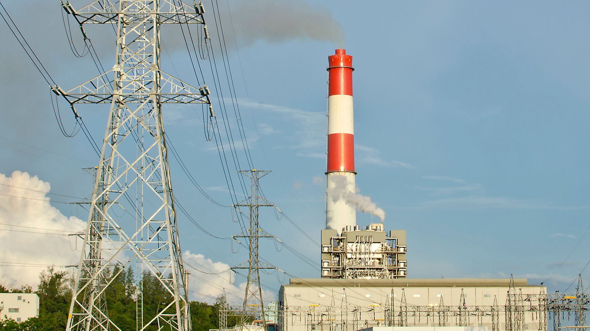 Heizöl-Kraftwerkt mit Umspannwerk und Stromleitung