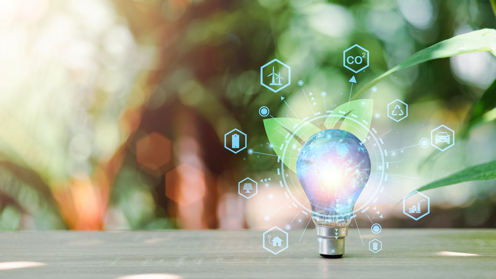 Bläuliche Glühbirne mit Wirtschafts-Icons