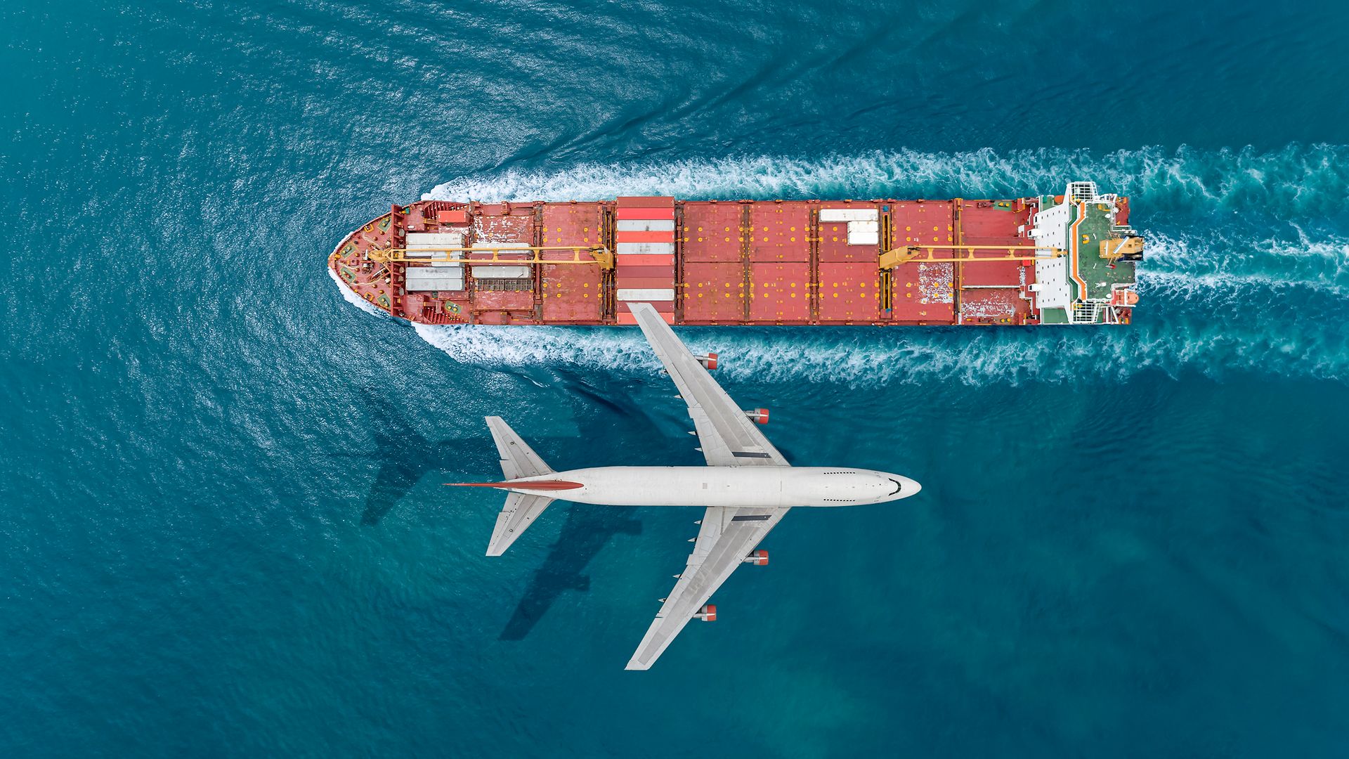 Containerschiff mit Flugzeug für Exportkontrolle