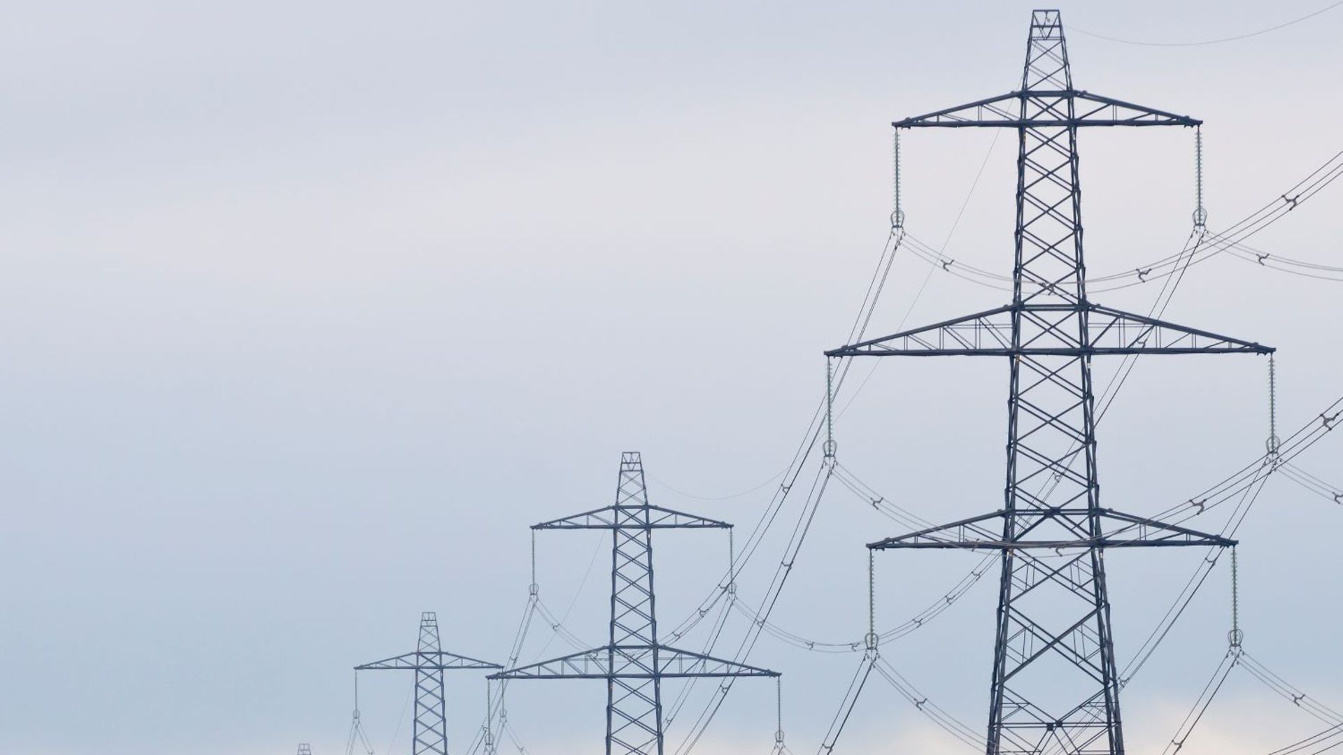 Strommasten im Nebel