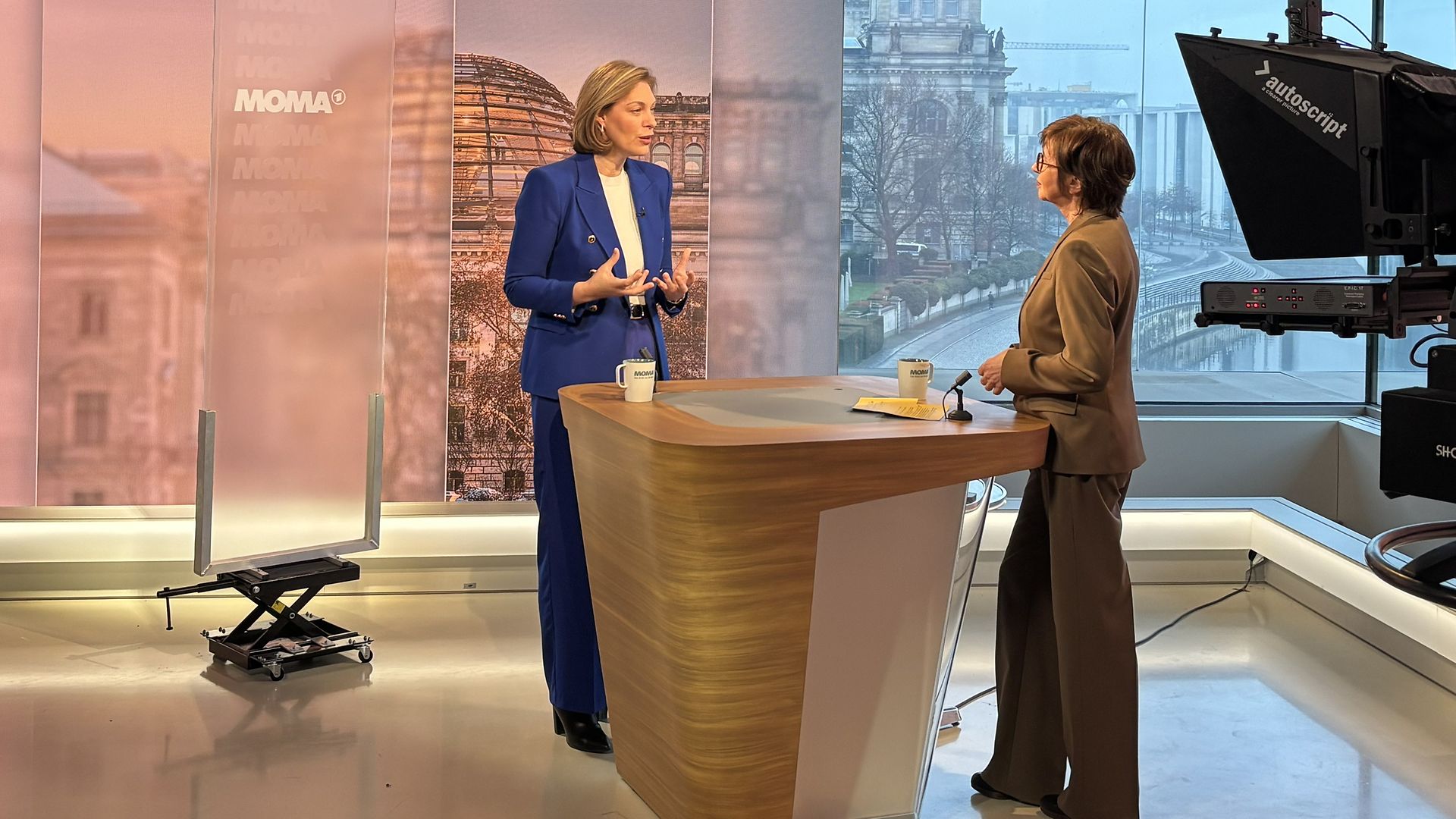 Helena Melnikov mit Moderatorin im ARD-Studio