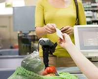 Kundin erhät an der Supermarktkasse einen Kassenbon