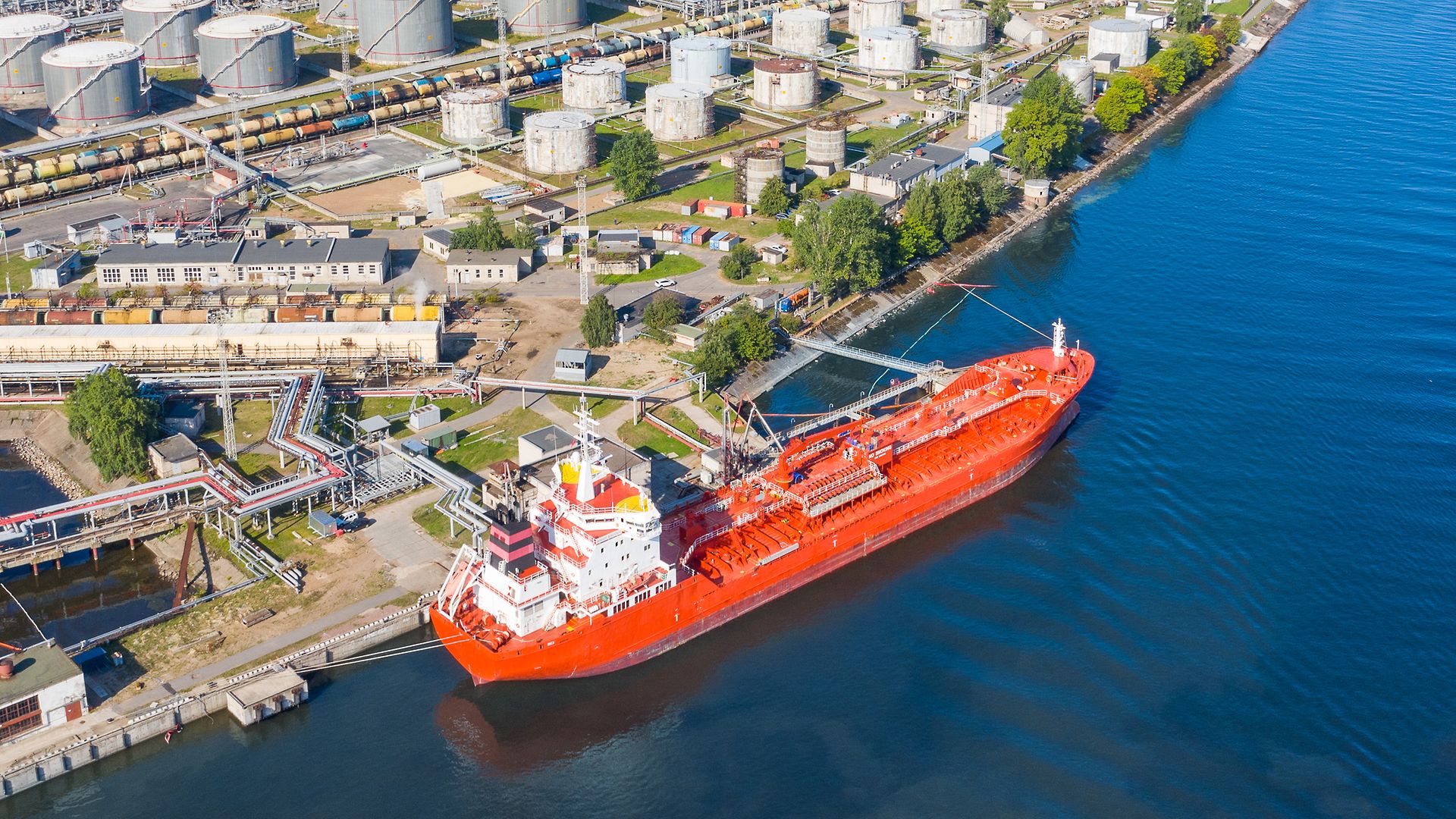 leeres Frachtschiff ankert an einem Öl-Ladeterminal 