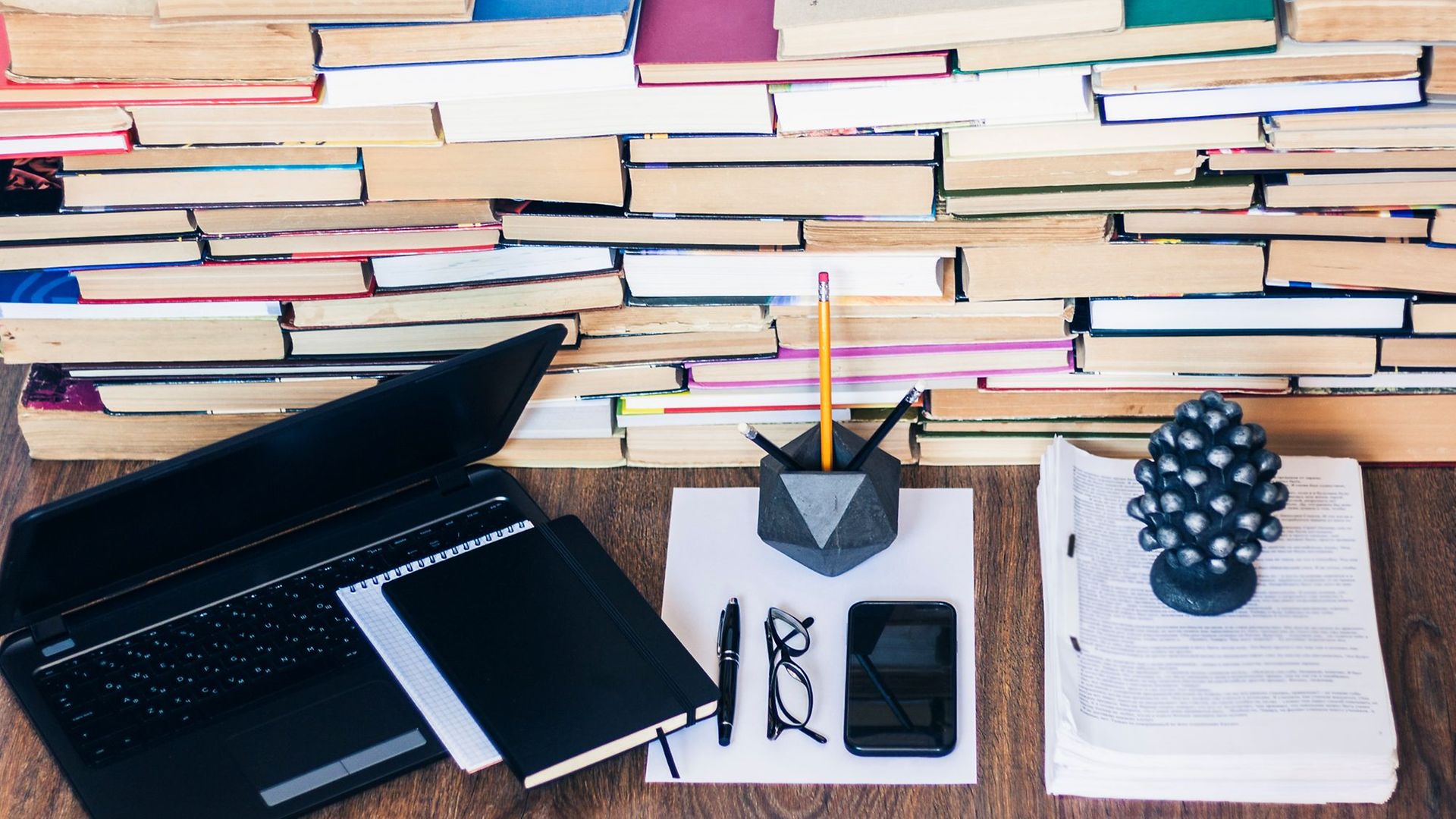 Infomaterialien Bücher, Laptop, Block