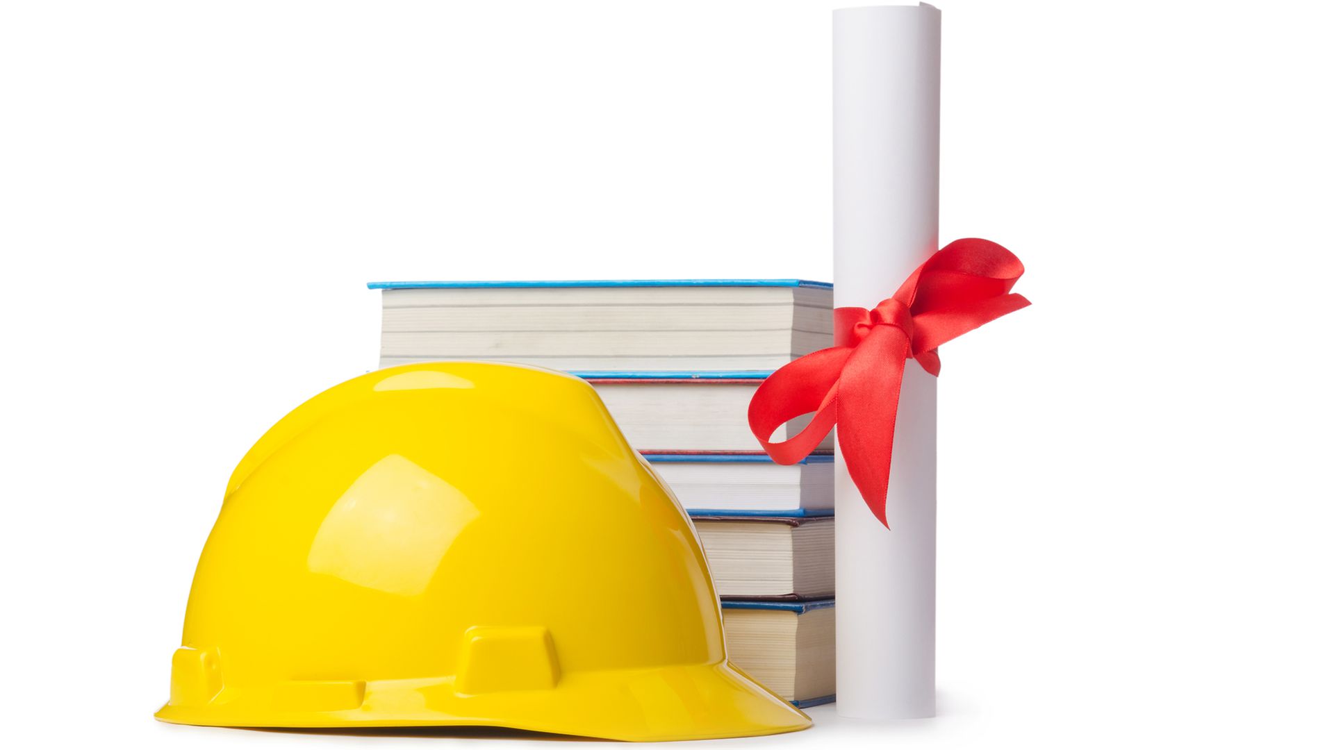 Gelber Schutzhelm auf einem Bücherstapel mit zusammengerollter Urkunde