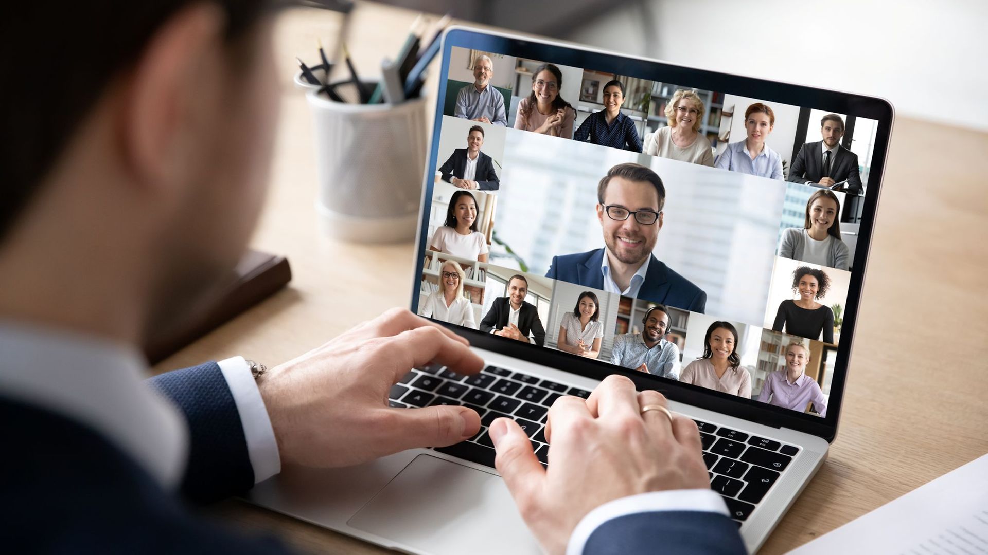 Webinar mit Referent in der Mitte