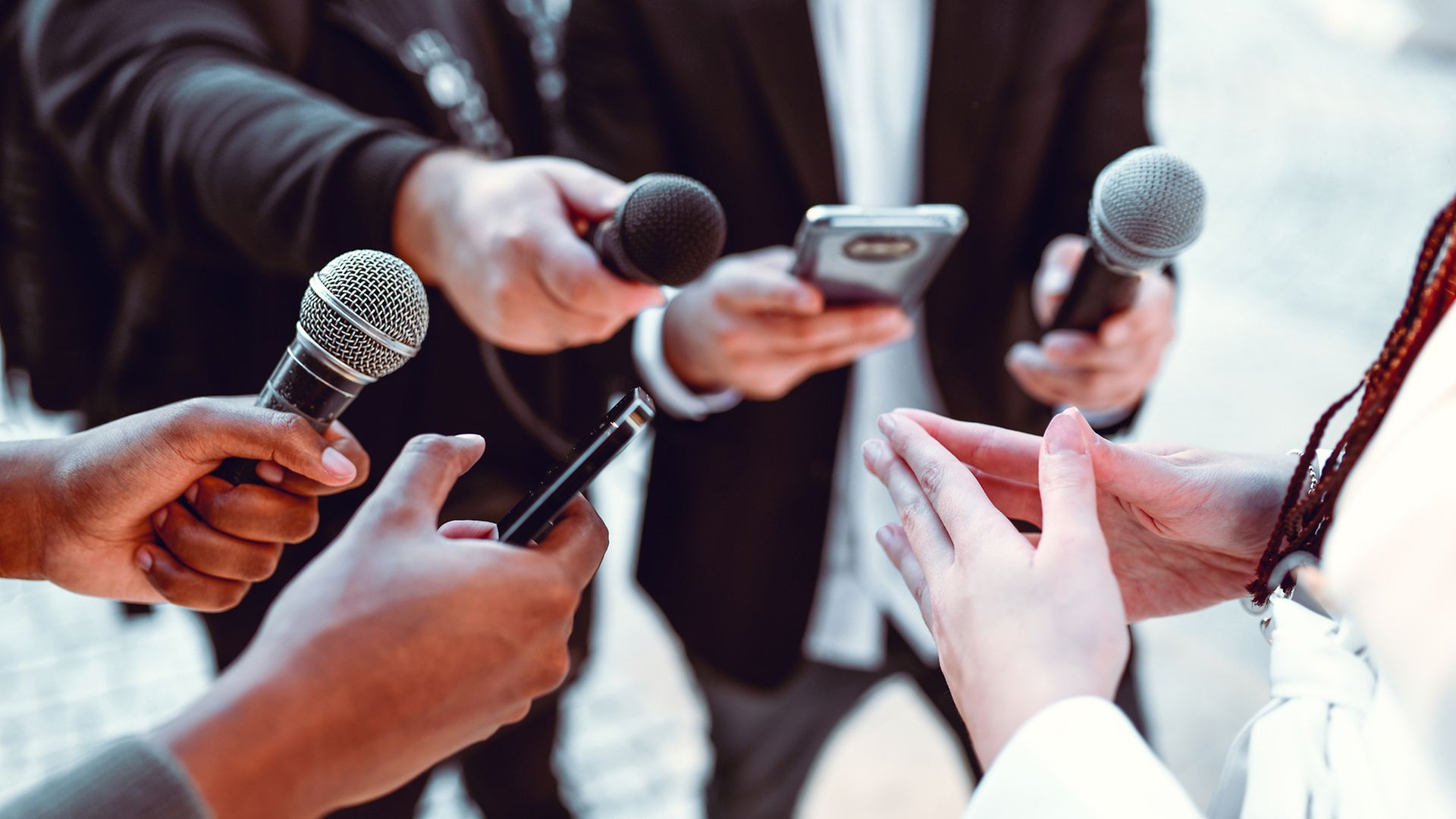 Pressestatement vor Mikrofonen