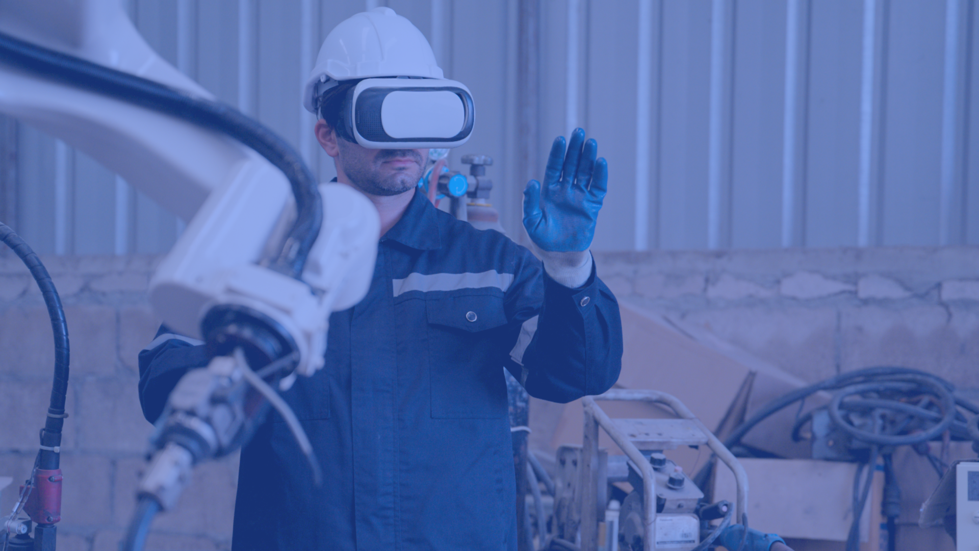 Ingenieur mit VR-Brille testet Industrieroboter