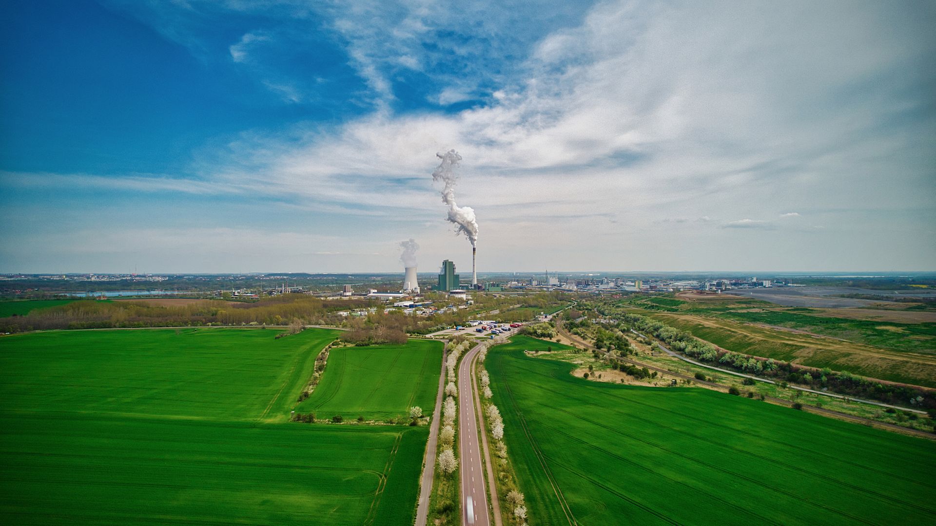 Klimaschutz - Weg durch Wiesen zu Fabrikschloten