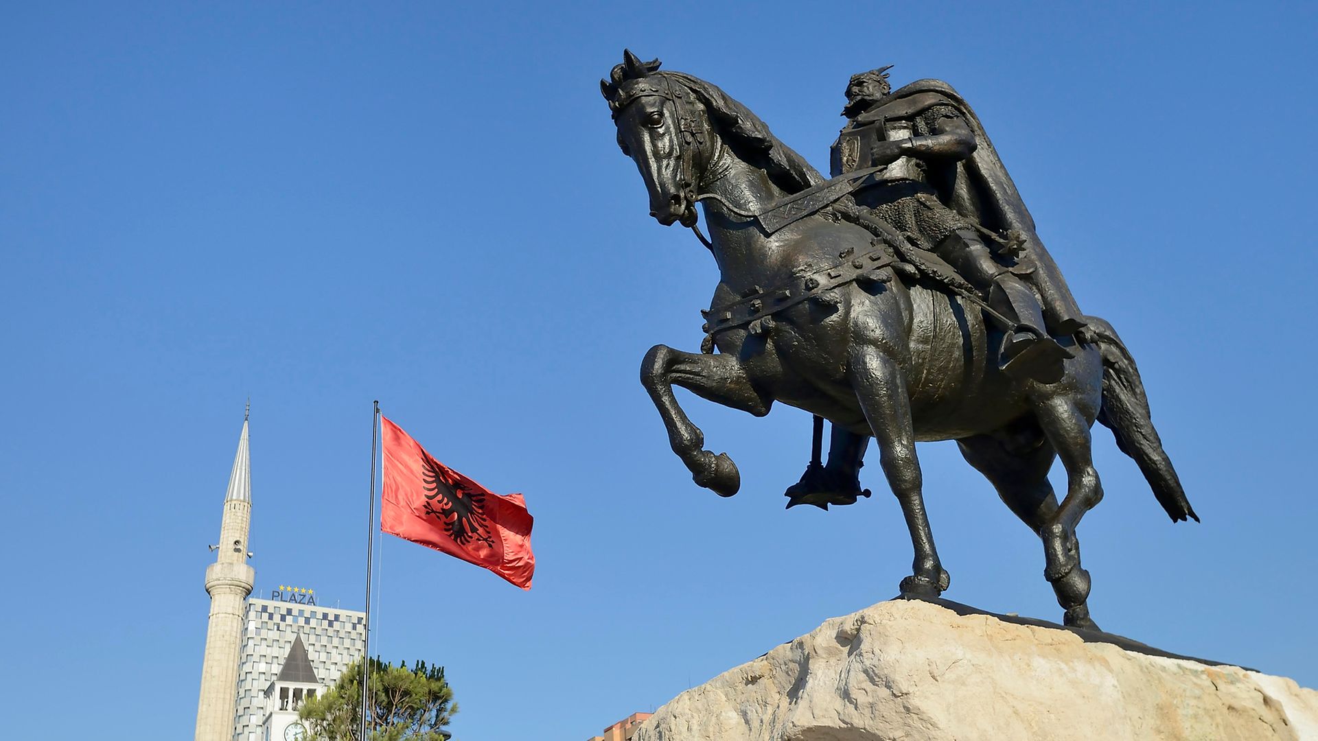 Skanderbeg Denkmal in Tirana mit Flagge 