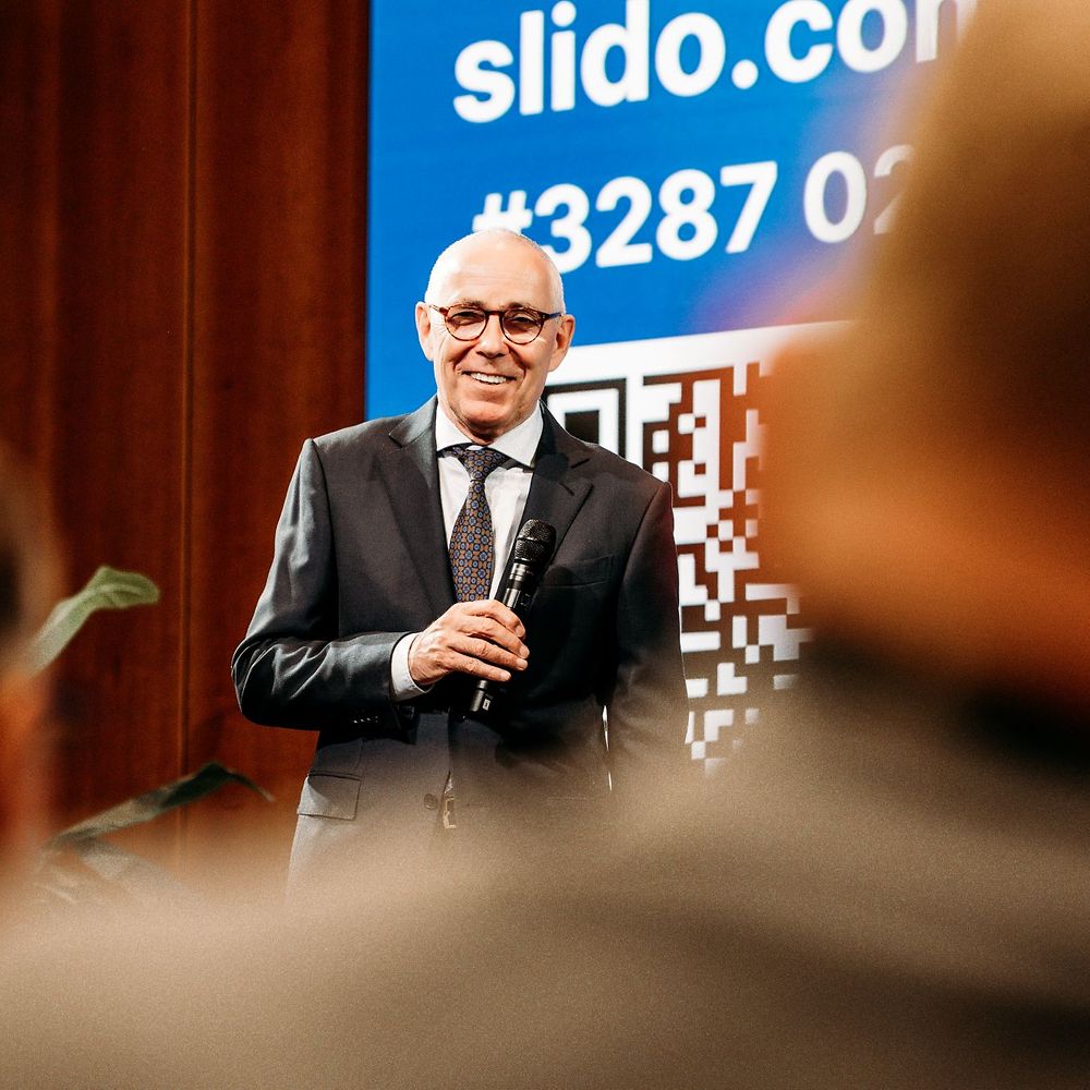 Peter Adrian mit Mikrofon beim IHK-Tag