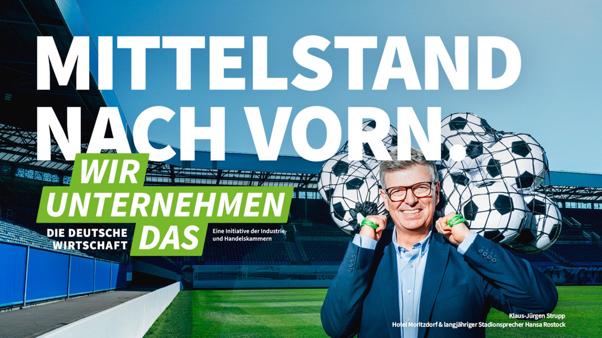 Kampagnenmotiv "Wir unternehmen das", Mann mit Fußbällen im Netz auf Fußballplatz