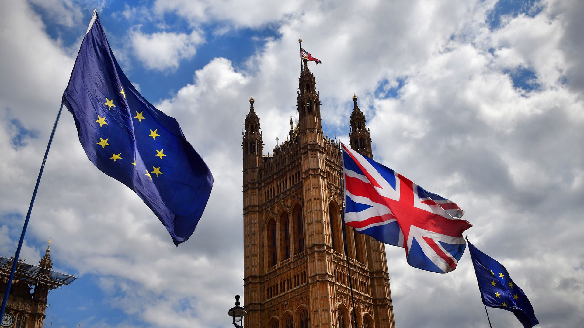 Die Flaggen der Europäischen Union und des Vereinigten Königreichs wehen vor dem Parlamentsgebäude in London