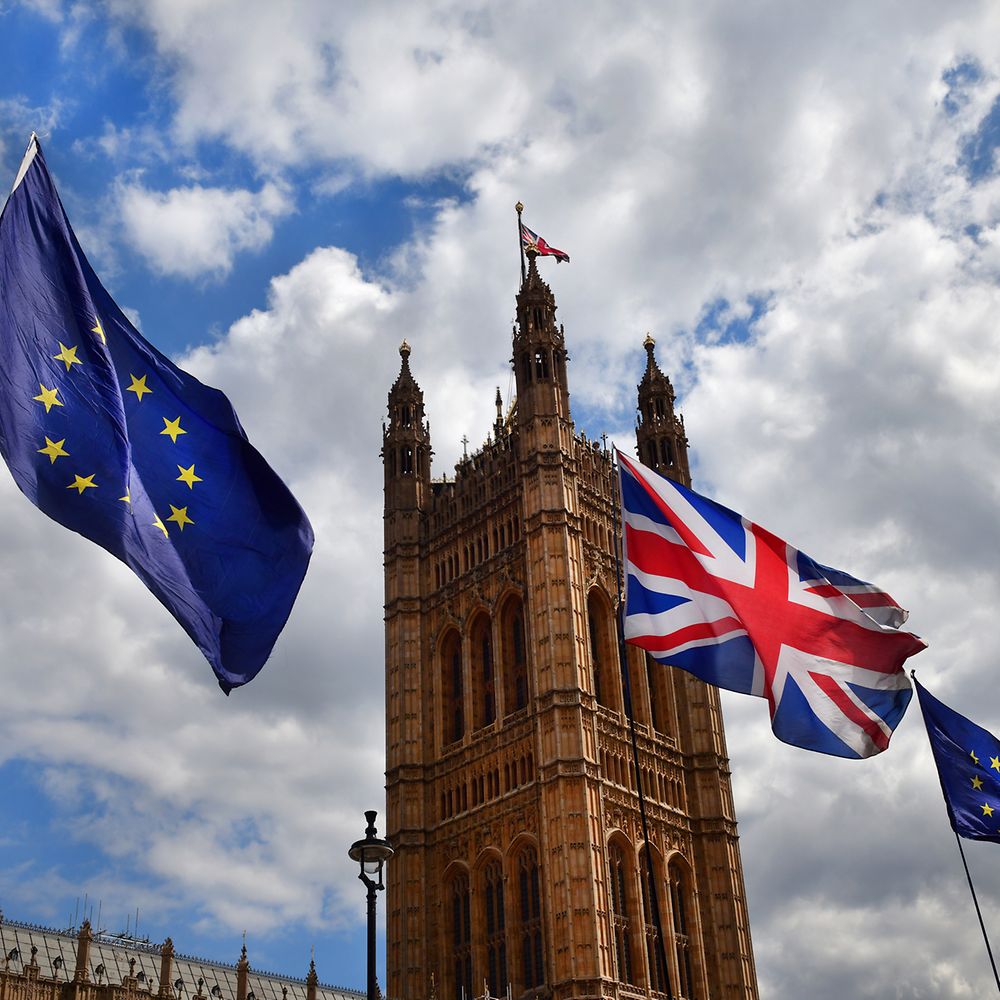 Die Flaggen der Europäischen Union und des Vereinigten Königreichs wehen vor dem Parlamentsgebäude in London