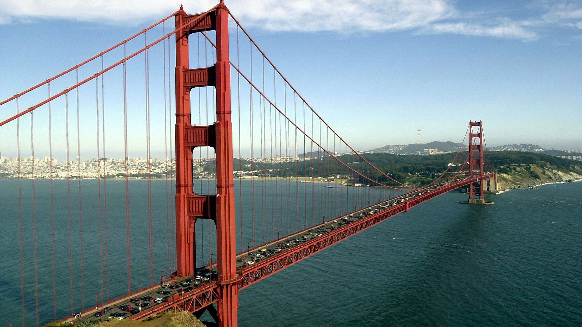 Golden Gate Bridge mit Autos 