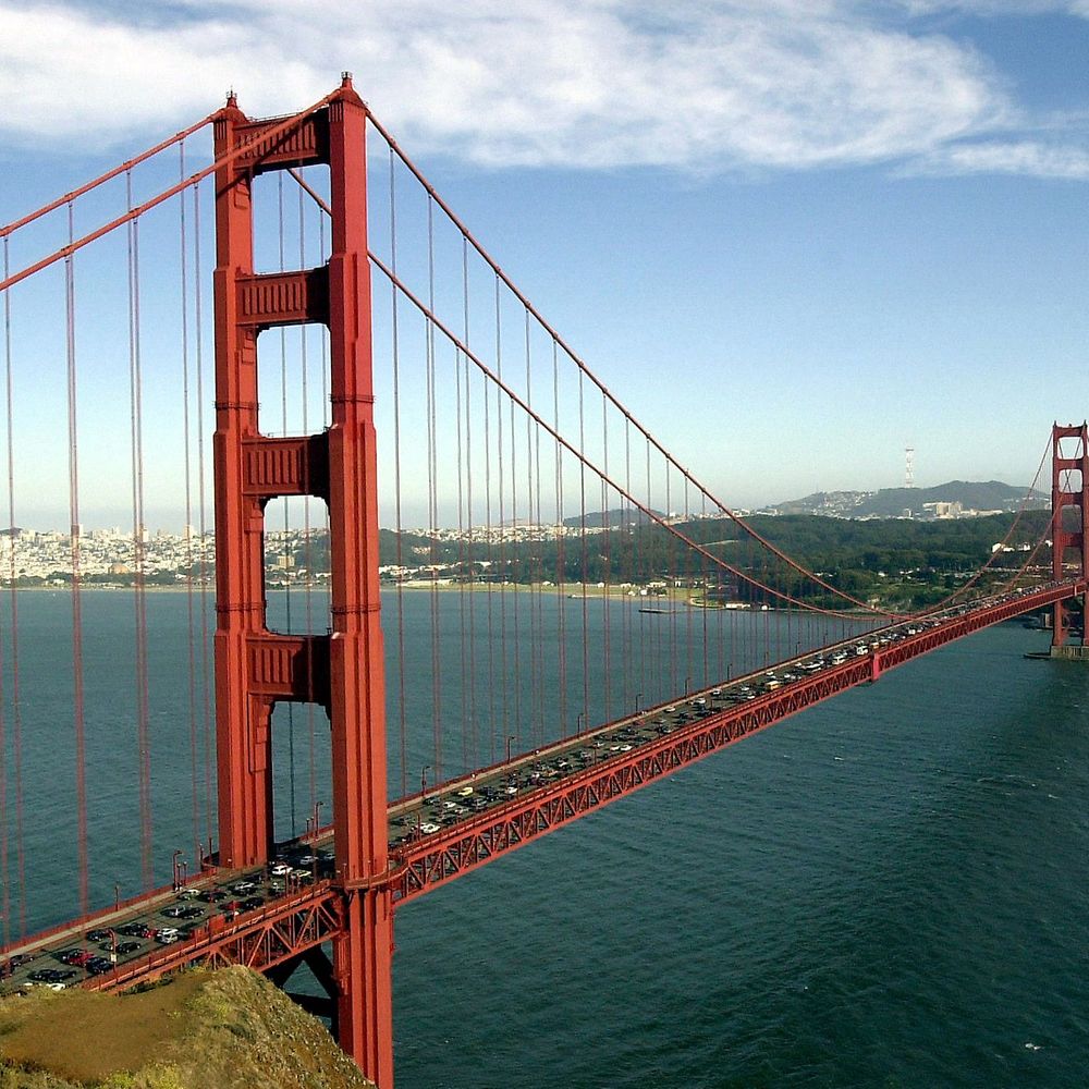 Golden Gate Bridge mit Autos 