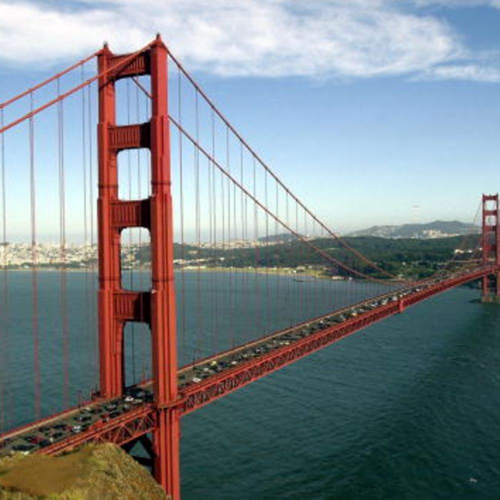 Golden Gate Bridge mit Autos 