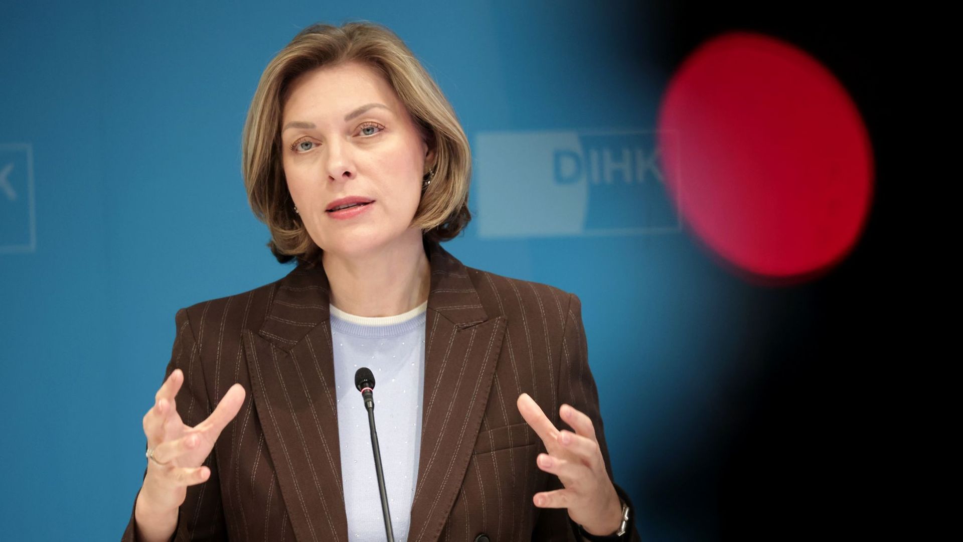 DIHK-Hauptgeschäftsführerin Helena Melnikov erläutert die konjunkturelle Entwicklung