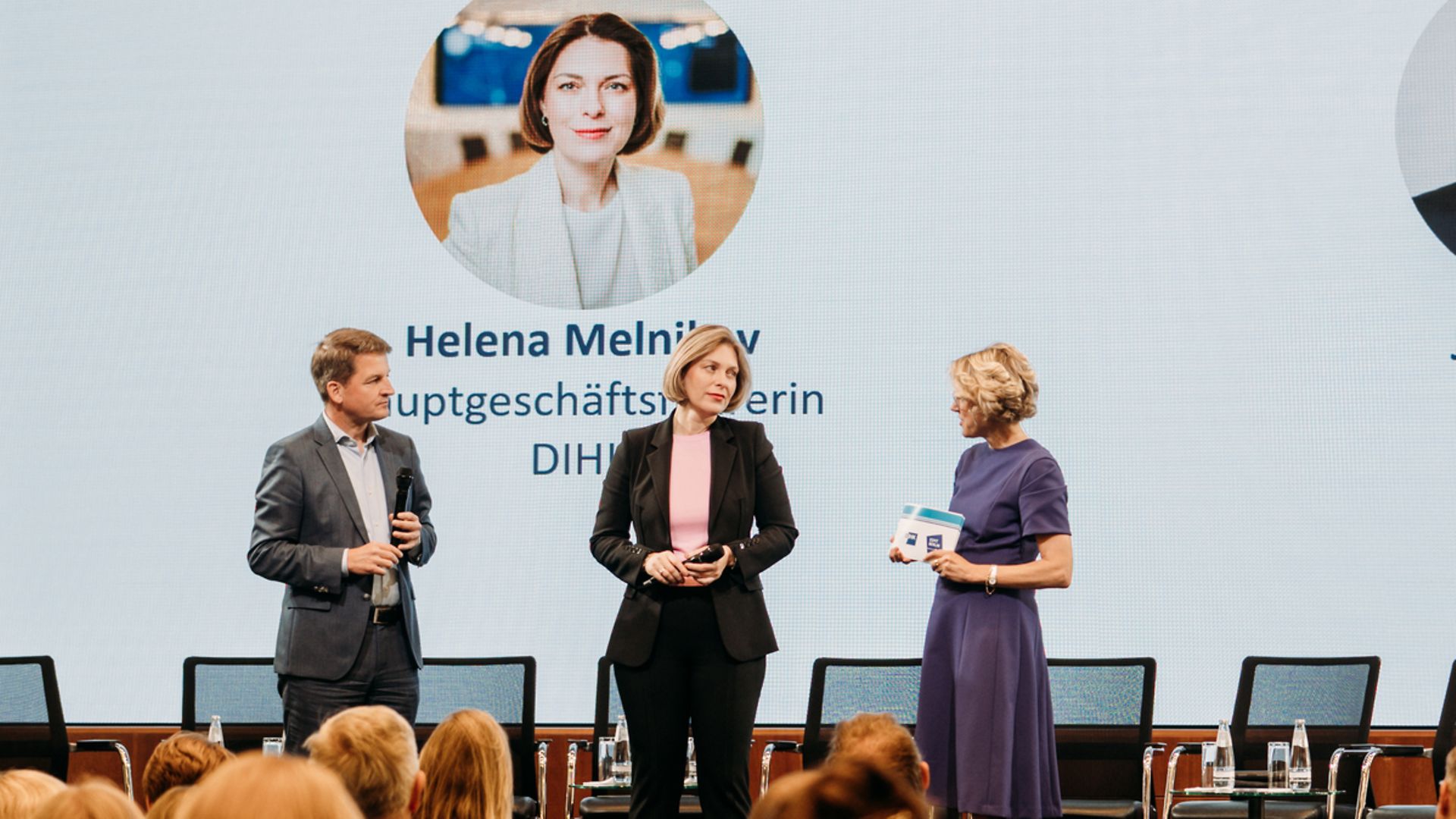 Drei Menschen auf dem Podium