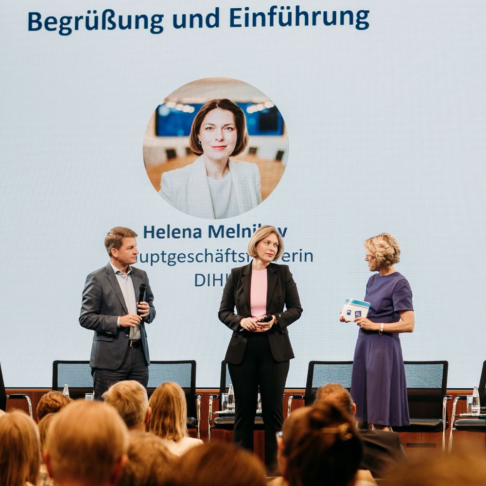 Drei Menschen auf dem Podium