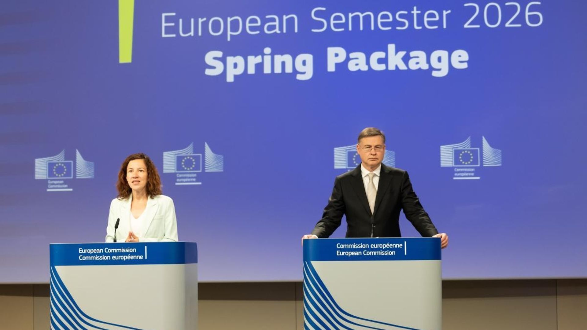 EU-Kommissare Roxana Mînzatu und Valdis Dombrovskis am Podium