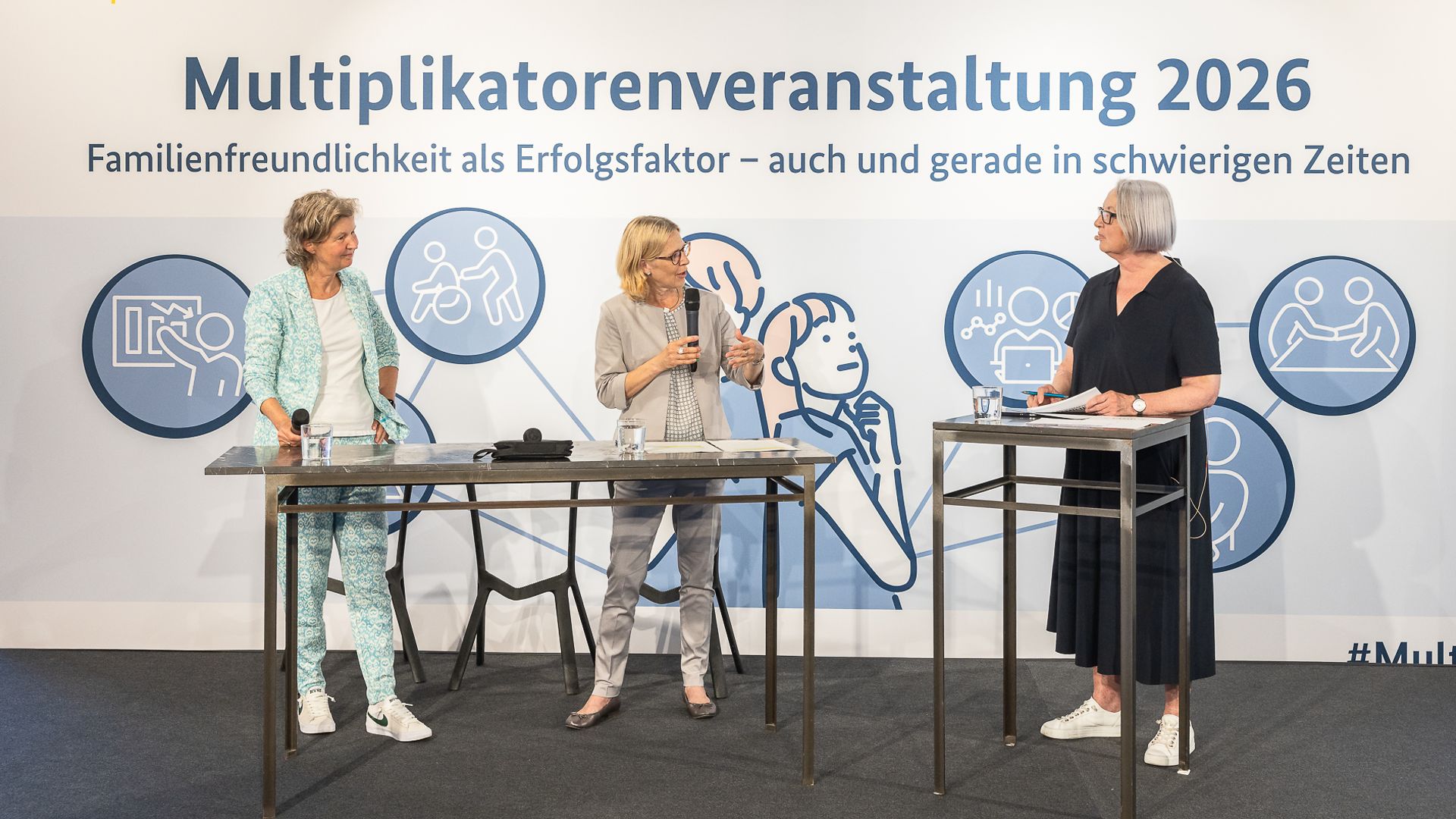 Drei Frauen auf dem Podium bei der Multiplikatorenveranstaltung 2026 des Netzwerks Erfolgsfaktor Familie