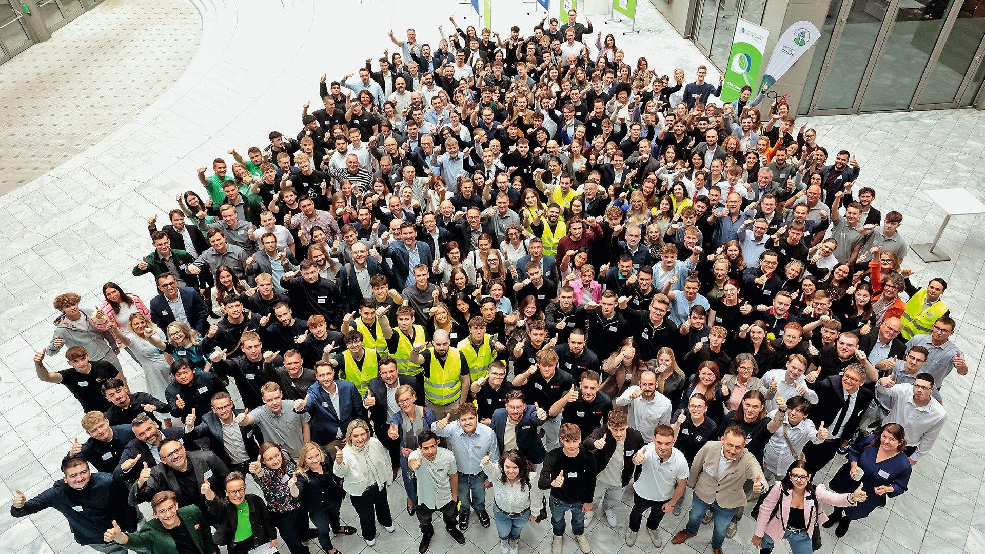 Gruppenbild der Energie-Scouts und Energy Scots von oben
