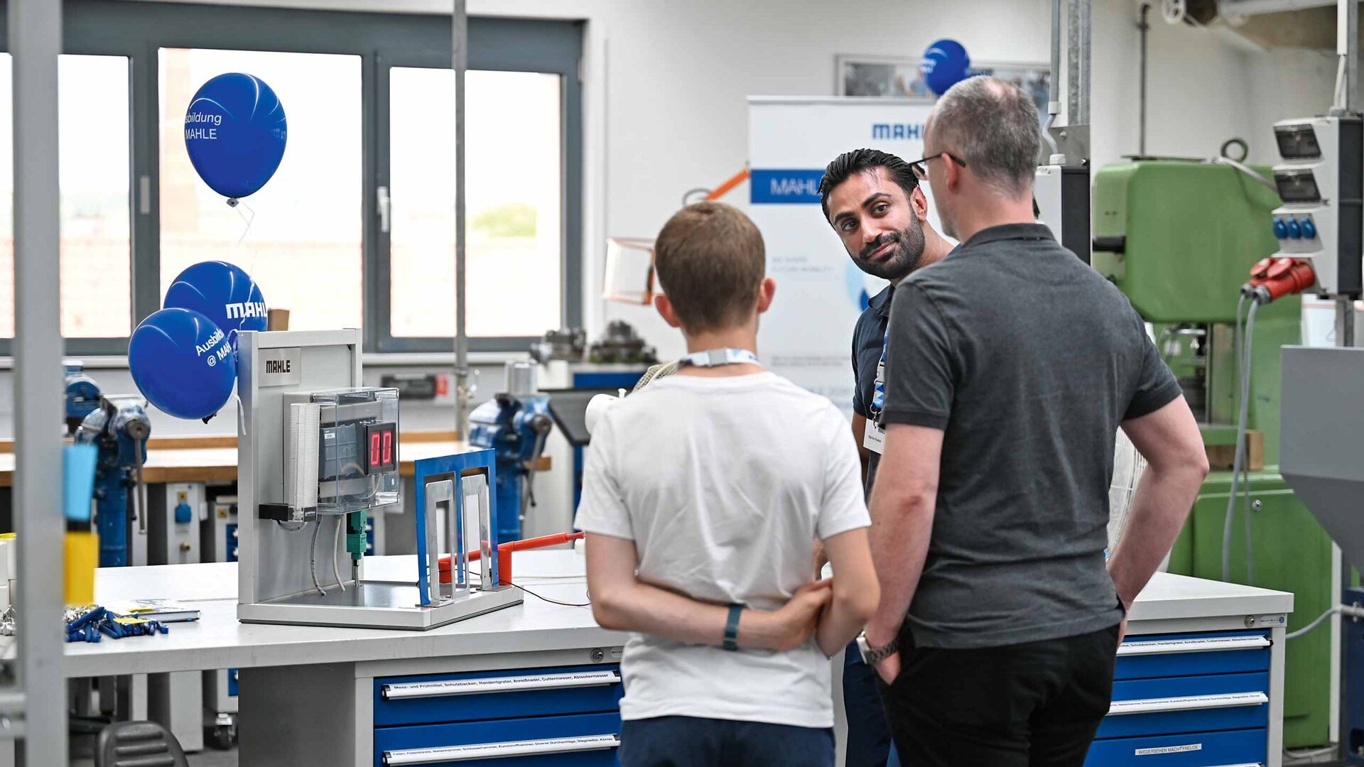 Sohn und Vater bei der Tag der Ausbildung
