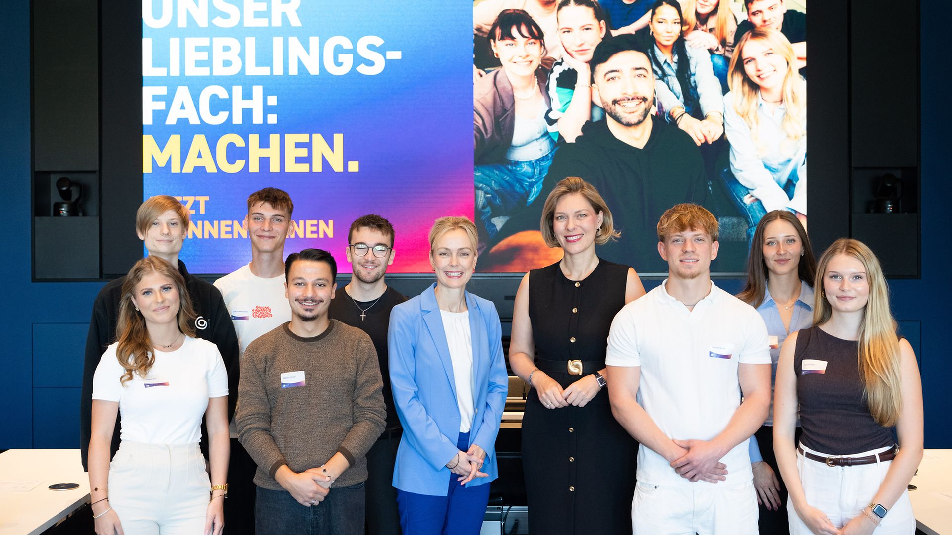 Gruppenbild Sommer der Ausbildung mit Azubis, Helena Melnikov und Manja Schreiner