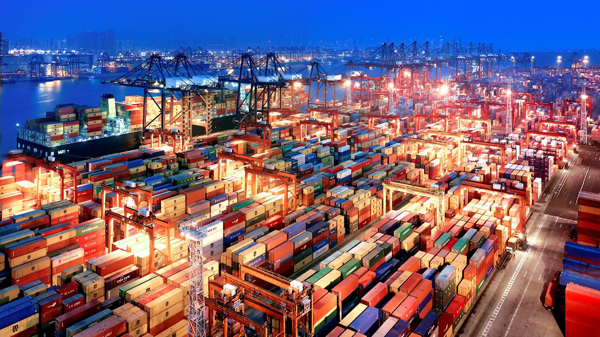 Container-Terminal in nächtlicher Beleuchtung