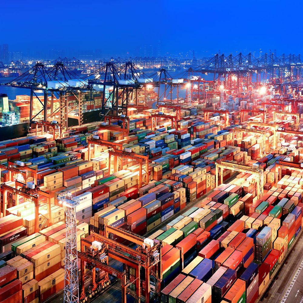 Container-Terminal in nächtlicher Beleuchtung