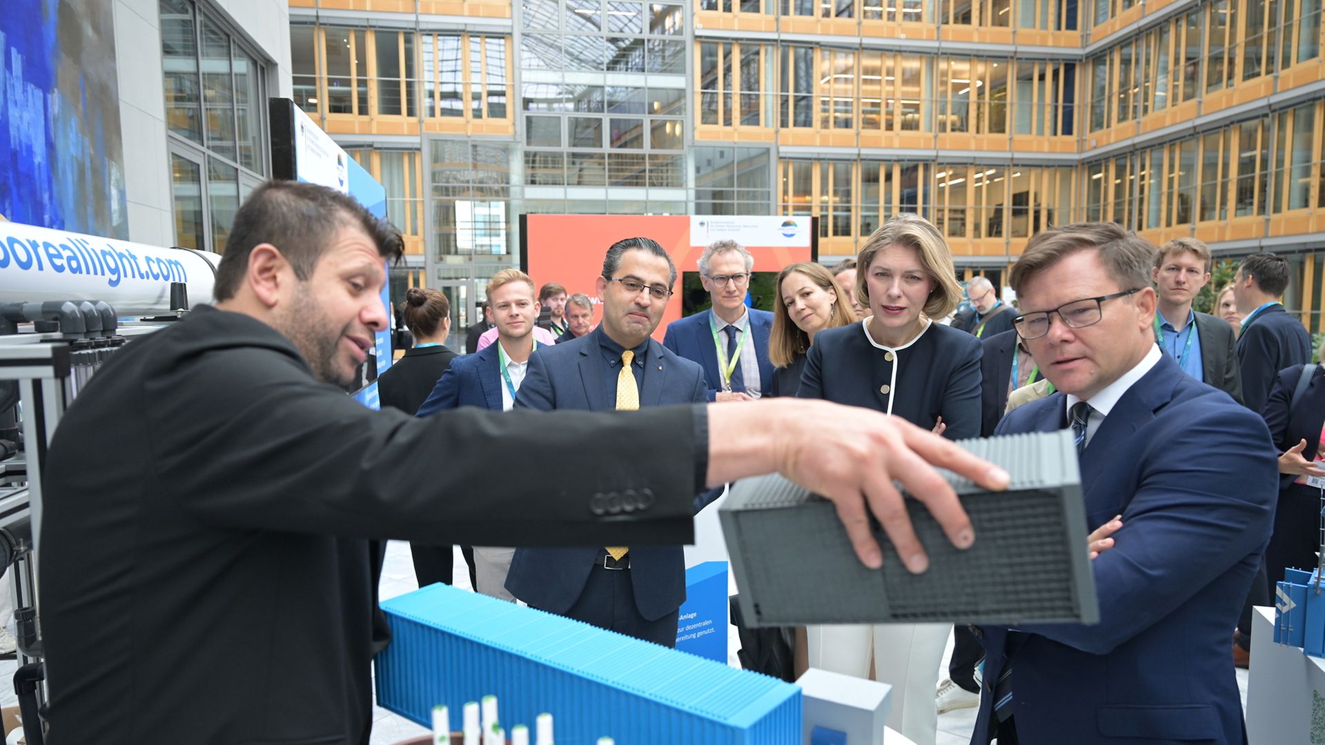 Cleantech Konferenz 2026: Menschen an einem Infostand