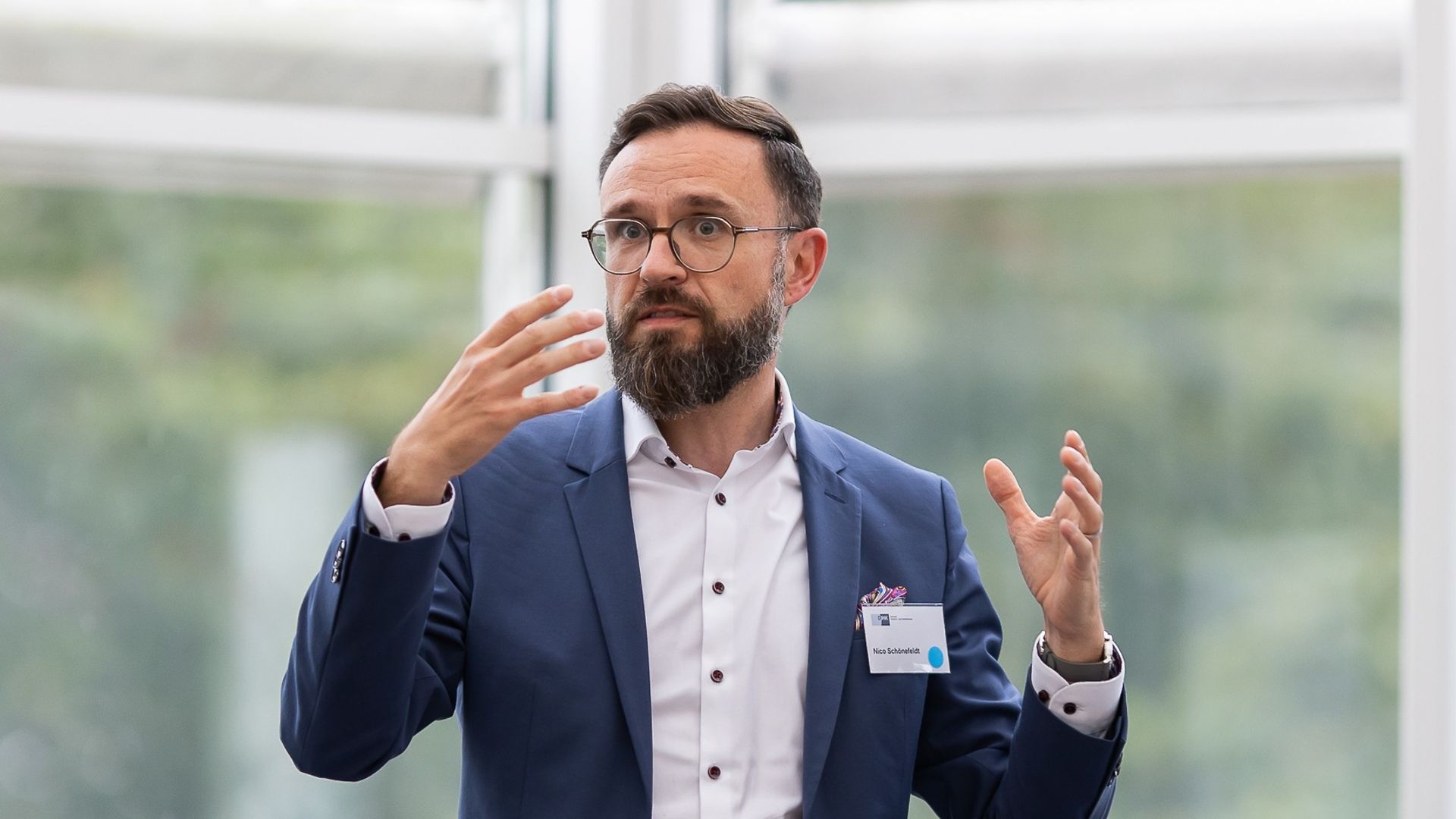 DIHK-Bereichsleiter Ausbildung Nico Schönefeldt gestikulierend