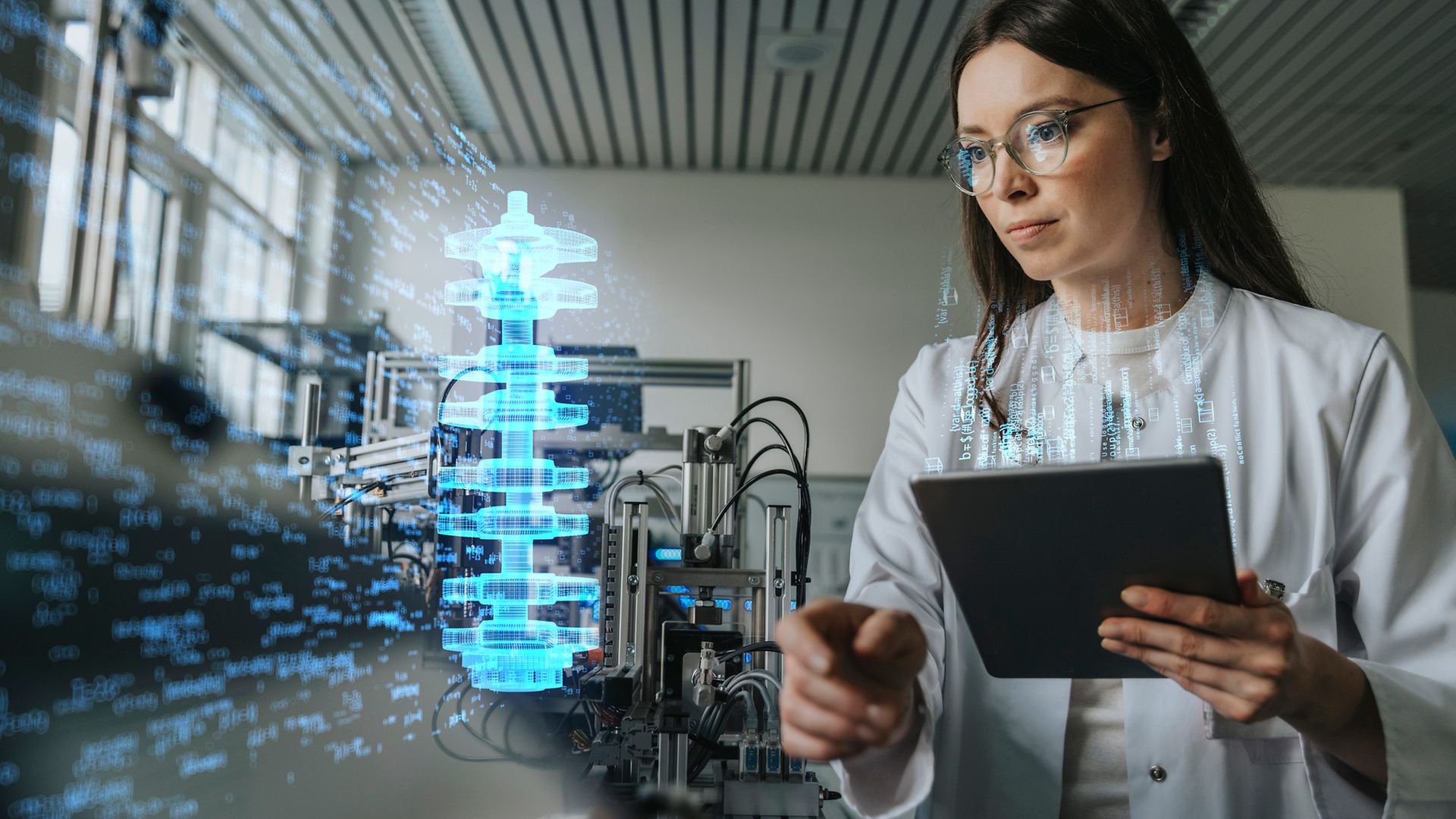 Ingenieurin mit Tablet betrachtet das Hologramm eines Maschinen-Bauteils