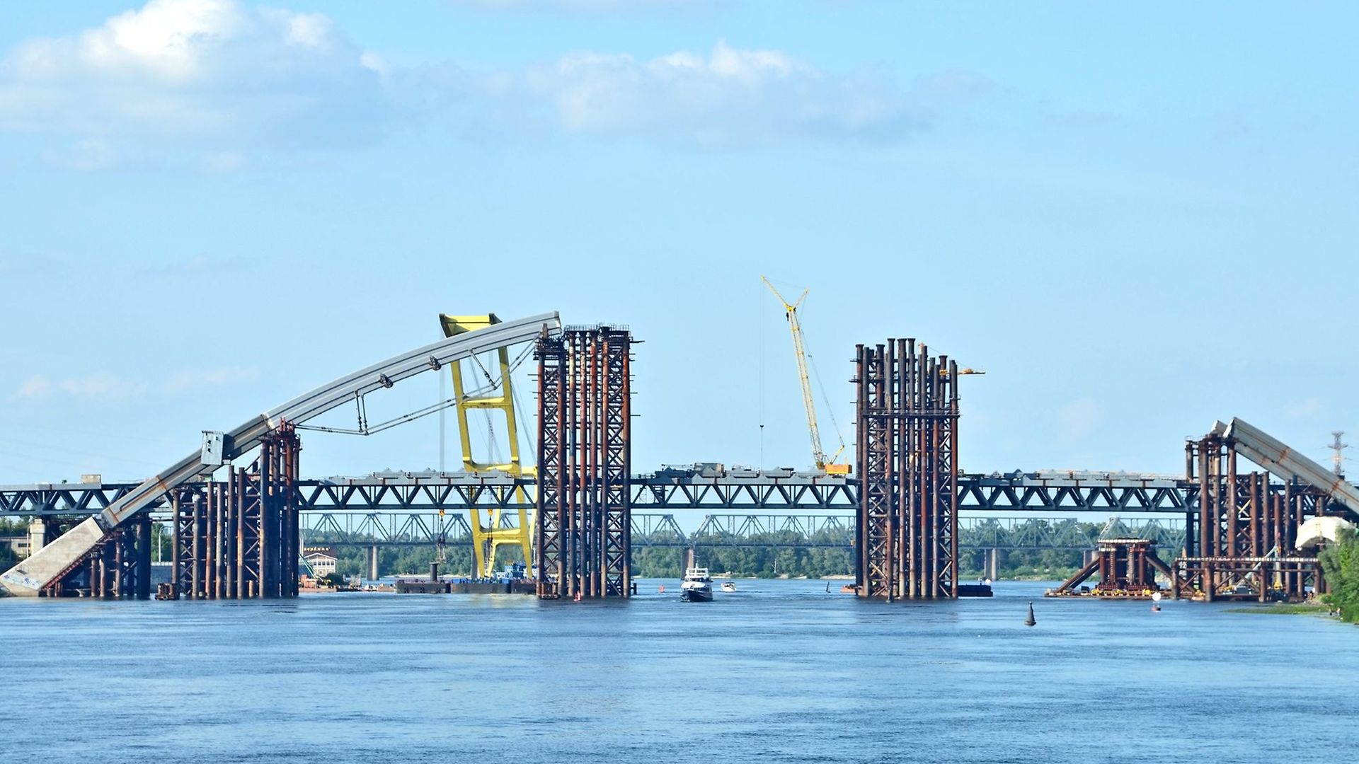 Aufbau einer Brücke in der Kiewer Bucht