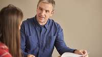Mann bespricht Vertrag mit junger Frau