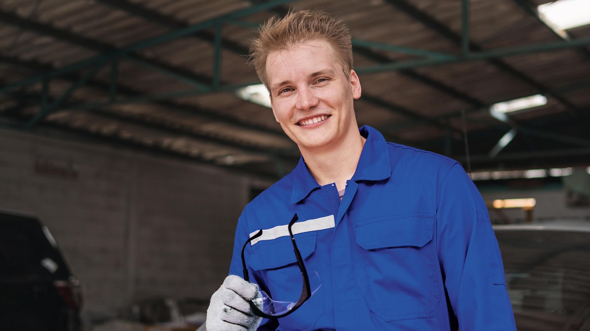 Junger Mann bei der praktischen Arbeit im Elektro- und Metallbereich.