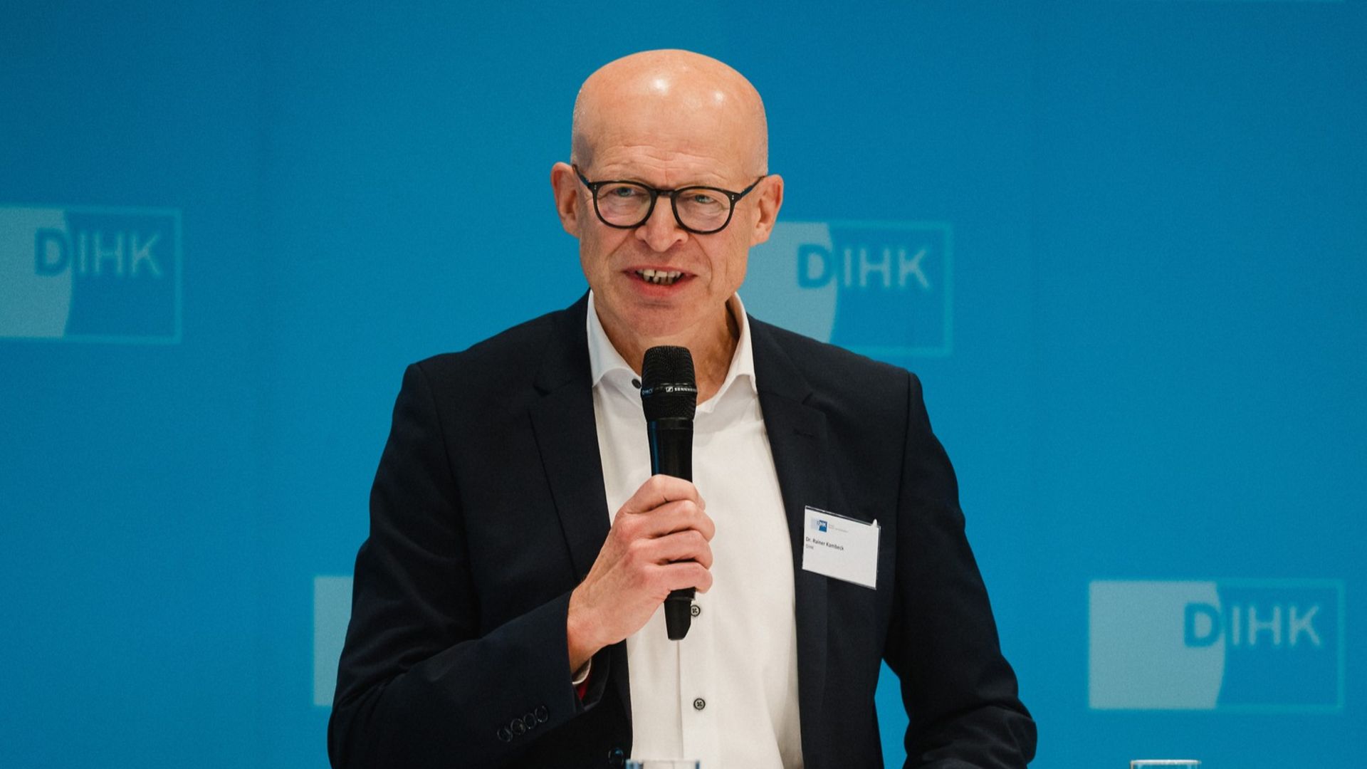 DIHK-Bereichsleiter Rainer Kambeck mit Mikrofon