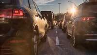 Stau von hinten vor tiefstehender Sonne