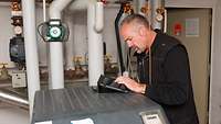 Techniker überprüft eine Ölheizung