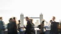 Passanten vor der Tower Bridge in London, Großbritannien, fotografiert mit Bewegungsunschärfe