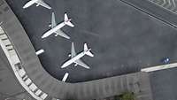 Flughafen Luftbild mit drei Flugzeugen am Boden