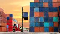 Gabelstapler liftet Container im Hafen